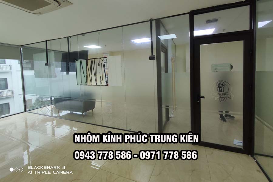 Đội thợ Phúc Trung Kiên khảo sát tháo dỡ cửa kính cho khách hàng